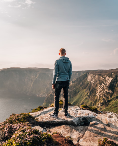 A tourist enjoying Ireland with the Silver Plus Package.